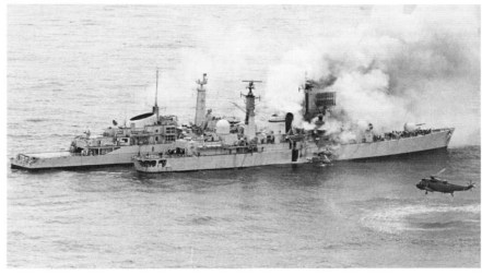 Sheffield đang bốc cháy và chiếc HMS Arrow