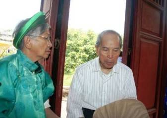 Ông Nguyễn Phước Vĩnh Giêu (phải), người con cuối cùng vua Thành Thái vẫn còn sống và về dự lễ kỵ cha dù sức khỏe đã rất yếu (20/3/2011)