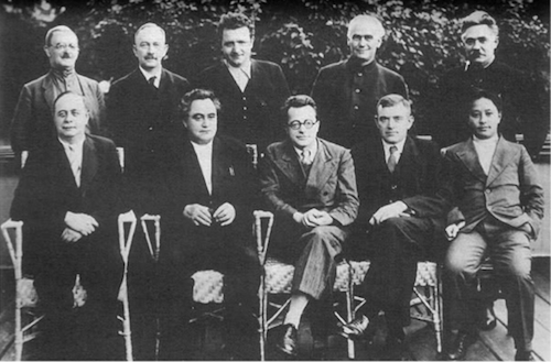 Ban chấp hành Quốc tế Cộng sản 1935 Từ trái sang phải, hàng ngồi : André Marty, G.Dimitrov, Palmiro Togliatti, V. Florin, Vương Minh ; hàng đứng : M. Moskvin, Otto Kuusinen, Klement Gottwald, Wilhelm Pieck, Dmitry Manuilsky.