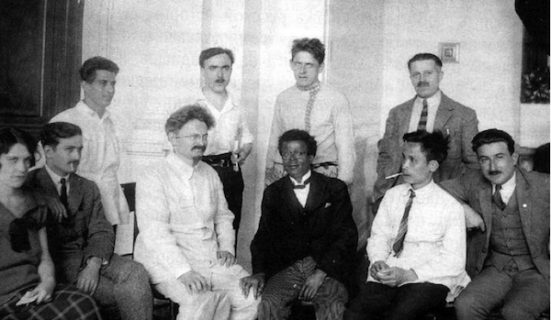 Nguyễn Ái Quốc (hàng đầu, thứ 2 từ phải) tham dự Đại hội Quốc tế Cộng sản  (lần thứ 5) tại Moskva năm 1924 cùng Joseph Gothon-Lunion (thứ 3) và Leon Trotsky (thứ 4)