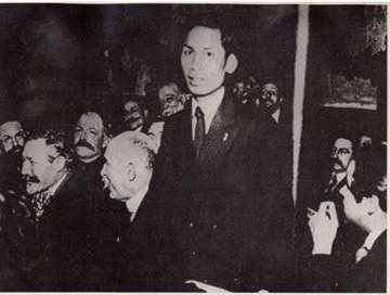 Nguyễn Ái Quốc tại Đại hội thành lập ĐCS Pháp (1920). Ngồi cạnh (người đầu tiên, từ bên phải) là nhà văn Paul Vaillant-Couturier