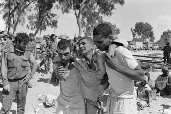Tù binh Ai Cập tại Al Arish khu vực Sinai năm 1967 (ảnh Getty Images)