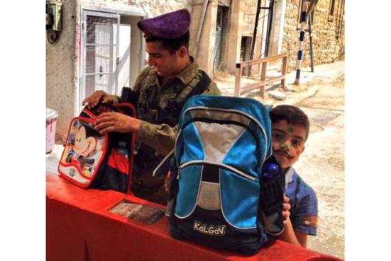 Lính Israel xét cặp học trò Palestine ở điểm kiểm tra 56, Hebron.