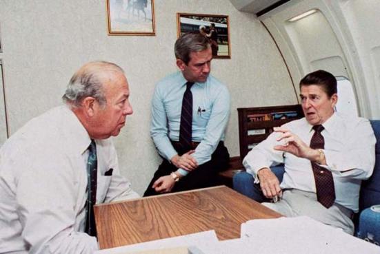 Tổng thống Mỹ Ronald Reagan hội ý với Bộ trưởng Ngoại giao George Shultz (trái) và Cố vấn An ninh Quốc gia Robert McFarlane, giữa năm 1983.