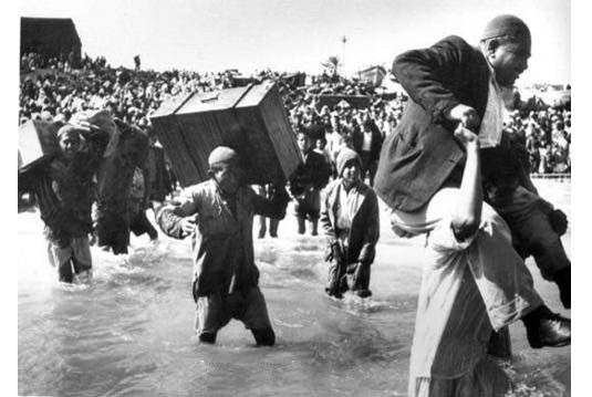 Cuộc thảm sát Deir Yassin diễn ra vào 9. 4. 1948, và đến 15. 5, người Ả Rập trong toàn bộ các thành phố lớn của người Palestine đã bị dọn sạch. Khoảng 750,000 tới 800,000 người tị nạn Palestine đã bị xua đuổi khỏi đất họ đang sinh sống. Đây là mở đầu cho việc trục xuất dân Palestine gốc Ả Rập ra khỏi Haifa và ra khỏi Palestine.