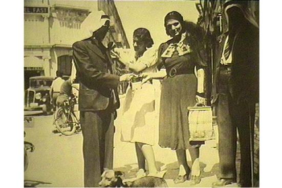 Phụ nữ Palestine trong cuộc nổi loạn 1936-39 chống thực dân Anh quốc, thành phần trung lưu phố thị thì quyên tiền…