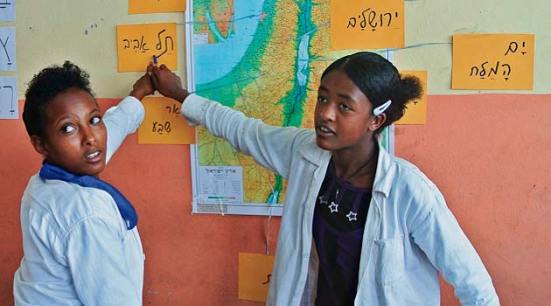 Người Falasha, Do Thái tại Ethiopia, đang theo lớp về quốc gia họ sắp sửa sang định cư là Israel, tức là sắp sửa “trở về Đất Hứa”.