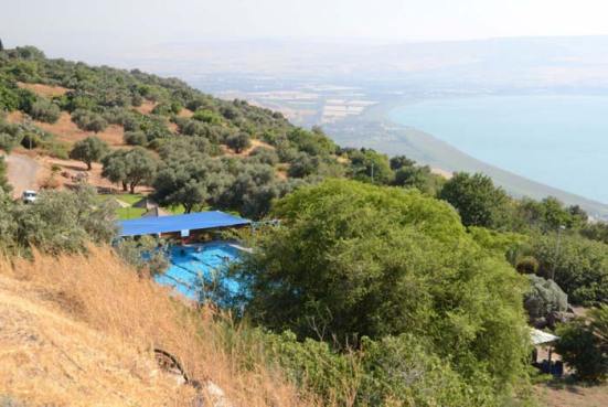 Bể bơi và nông trại Israel trên Golan ngày nay (ảnh AKUS)