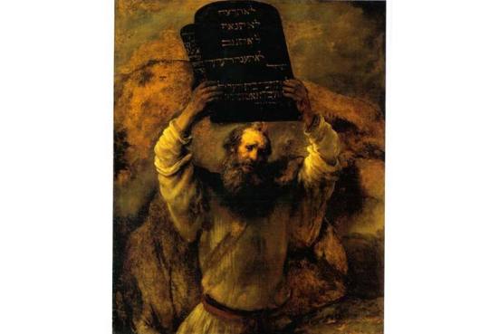 Môsê nhận “Mười điều răn” khắc trên hai phiến đá, của Đức Chúa Trời trao riêng cho dân Do Thái. Kinh Thánh, Xh 19, 3-6, chép: “Ông Môsê lên gặp Thiên Chúa. Từ trên núi, Đức Chúa gọi ông và phán: ‘Ngươi sẽ nói với nhà Giacóp, sẽ thông báo cho con cái Israel thế này: …giờ đây, nếu các ngươi thực sự nghe tiếng Ta và giữ giao ước của Ta, thì giữa hết mọi dân, các ngươi sẽ là sở hữu riêng của Ta. Vì toàn cõi đất đều là của Ta. Ta sẽ coi các ngươi là một vương quốc tư tế, một dân thánh. Đó là những lời ngươi sẽ nói với con cái Israel”.
