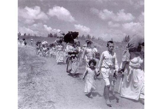 Ảnh chụp năm 1948, khi Israel trục xuất hàng trăm ngàn người Palestine khỏi 450 ngôi làng Palestine. Người Palestine gọi đó là “Day of Nakba” (Đại họa)