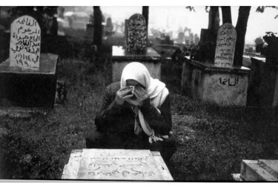 Một người Palestine khóc trước mồ người thân. Bia mộ bên phải ghi “Ramla”, một thành phố bị các đơn vị bán vũ trang Israel càn quét vào cuối những năm 1940s và sau đó chuyển sang bị chính quyền Israel cai trị vào đầu năm 1949. Đây nhiều phần là nghĩa trang của những người Palestine tị nạn. Ảnh và chú thích từ trang Smpalestine