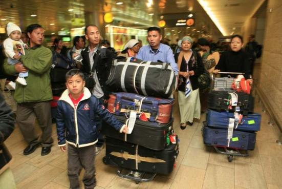 Các thành viên của tộc Bneru Menashe, được coi là có gốc Do Thái, từ Ấn Độ di cư sang Israel, tại sân bay Ben Gurion