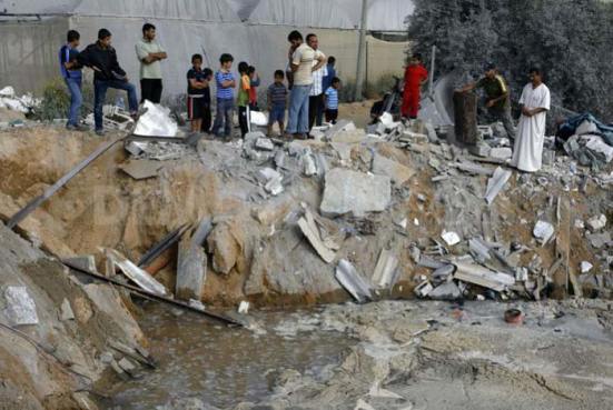 Mang trứng chọi bom: Trại gà ở Rafah, Gaza ngày 6/6/2012 sau khi các gà mẹ đã anh dũng chống trả lại phi cơ Kfir, tức “Sư tử con” (ảnh Abed Rahim Khatib, Demotix)