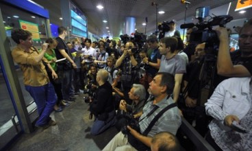 23 Jun 2013, Russia --- ITAR-TASS: MOSCOW, RUSSIA. JUNE 23, 2013. Reporters appear at Sheremetyevo Airport's Terminal F while awaiting the arrival of an Aeroflot flight from Hong Kong carrying Edward Snowden. Reportedly the former contractor who leaked top-secret documents about U.S. surveillance programs comes here on his way to Cuba. (Photo ITAR-TASS/ Anton Novoderezhkin) --- Image by © Novoderezhkin Anton/ITAR-TASS Photo/Corbis