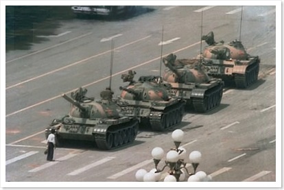 Bức hình nổi tiếng Tank Man (Người chống xe tăng) được phóng viên nhiếp ảnh Jeff Widener của Associated Press chụp ngày 5 tháng 6 năm 1989 từ tầng thứ 6 của khách sạn Bắc Kinh. Hình chụp người đàn ông đứng chắn một đoàn xe tăng của quân đội đang hướng về phía Đông gần quảng trường Thiên An Môn trên đại lộ Trường An.