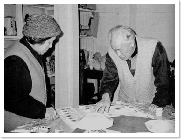 Triệu Tử Dương tại gia ngày 7 tháng 2 năm 1992. Mọi người trong nhà phải đợi cơm trong lúc ông Triệu đánh cờ tướng với vợ.