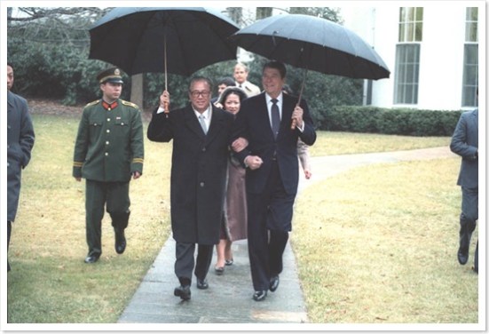 Triệu Tử Dương song bước với Tổng Thống Reagan vào ngày 10 tháng Giêng năm 1984, vào dịp ông thăm viếng tòa Bạch Ốc.