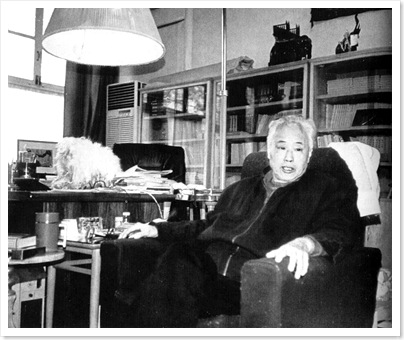 Ông Triệu trong phòng làm việc tại gia, nơi ông đã thu âm hồi ký của mình mà không ai trong nhà biết. Một bộ tape đã được khám phá sau khi ông mất, “dấu” hiển nhiên trong đám đồ chơi của các cháu ông.