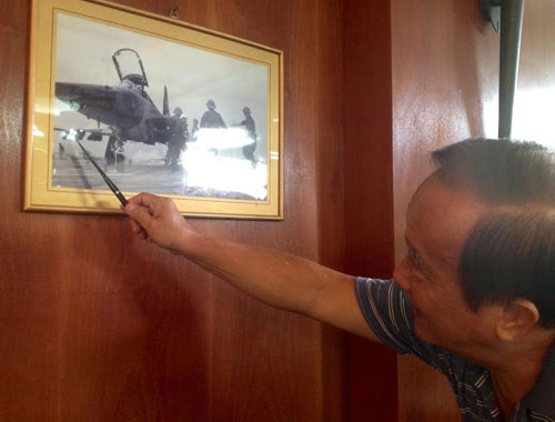 Đại tá Nguyễn Thành Trung đang kể về kế hoạch không kích giành lại Hoàng Sa vào năm 1974 