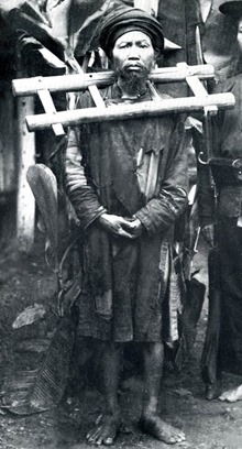 Một nhà nho chống Pháp bị bắt cuối thế kỷ XIX  Nguồn: Georges Buis & Charles Daney: Quand les Français découvraient l’Indochine  Paris: Herscher, 1981 tr. 39 