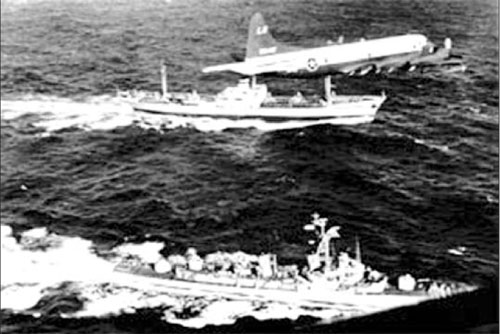 Tàu khu trục Barry của Mỹ giám sát tàu chỏ máy bay Anosov của Liên Xô ở Đại Tây Dương ngày 10/11/1962.