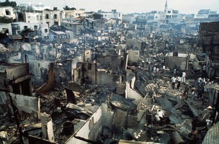 Sài Gòn, 21 tháng Tư 1975. Lần bắn hỏa tiển đầu tiên là vào lúc 4 giờ 30 sáng, đánh vào trung tâm Sài Gòn và đốt cháy 150 căn nhà bằng gỗ. 14 người chết và hơn 40 người bị thương. Hình của Jacques Pavlovsky / Sygma / Corbis.