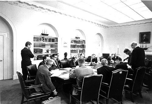Tổng thống Mỹ Kennedy họp nội các bàn cách đối phó với khủng hoảng tên lửa Cuba năm 1962.