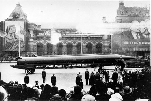 Tên lửa tầm trung R-12 (SS-4) của Liên Xô tại Quảng trường Đỏ ở Mátxcơva.