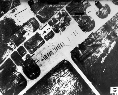 Ảnh chụp những thùng linh kiện máy bay Il-28 của Liên Xô tại sân bay San Julian ở Cuba ngày 15/10/1962.