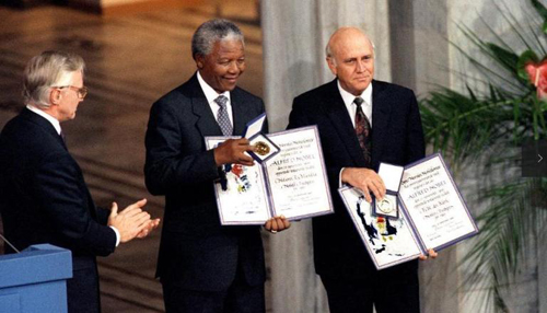 Ông Mandela và ông Klerk nhận giải thưởng Nobel Hòa bình ngày 10/12/1993.