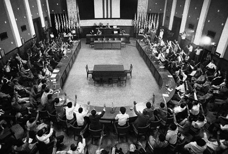 Quốc Hội Việt Nam Cộng Hòa biểu quyết yêu cầu Tổng thống Trần Văn Hương nhượng quyền lại cho tướng Dương Văn Minh. Hình: AP Photo/Errington.