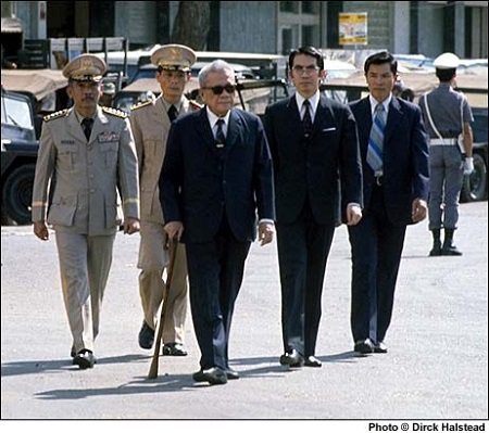 Tổng thống Trần Văn Hương (giữa) ngày 27-4-1975 - một ngày trước khi trao quyền cho ông Dương Văn Minh