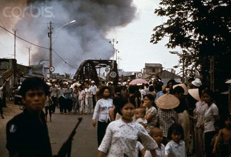 Người dân đang chạy tỵ nạn ở Vũng Tàu, 21 tháng Tư 1975. Hình: Jacques Pavlovsky/Sygma/Corbis