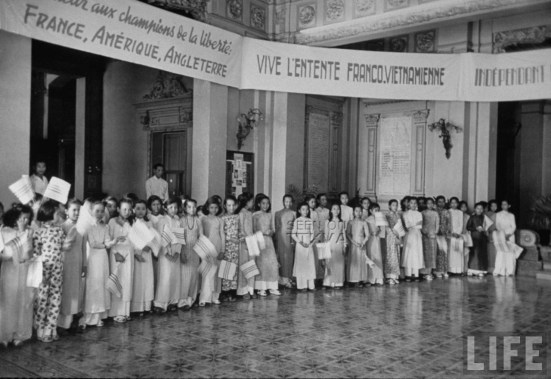 tháng 4 năm 1950, tại đô thành Sài Gòn, Quốc trưởng Bảo Đại công bố nền độc lập của Quốc gia Việt Nam trước sự chứng kiến của giới quan chức Việt Nam và các quan khách quốc tế