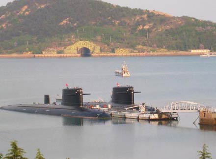 Tàu ngầm Type 094 (lớp Tấn) tại căn cứ hải quân Du Lâm của Trung Quốc. Đằng sau là cửa thông vào cảng ngầm trong núi