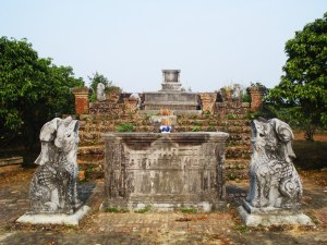 Đôi nghê đá, thế kỷ 18, lăng Dinh Hương, Hiệp Hòa, Bắc Giang