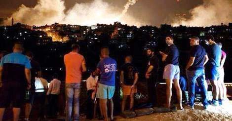 Người Israel rủ nhau lên đồi xem pháo bông tại Gaza trong khi tuyên truyền của nhà nước là họ đang sống trong sợ hãi dưới pháo của Hamas