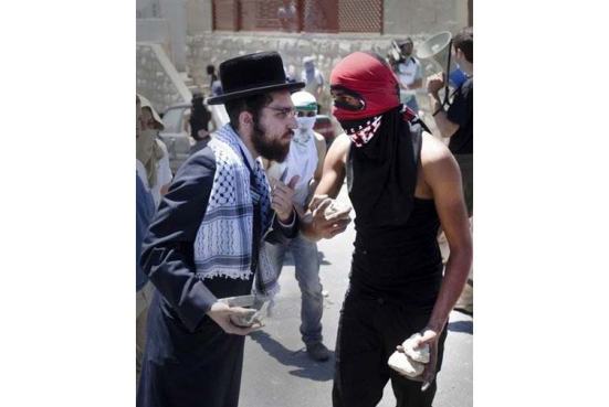 Một thành viên của giáo phái Do Thái ‘siêu chính thống’Neturei Karta’ (đội mũ) trong cuộc biểu tình chống chính quyền Israel năm 2010 tại Jerusalem