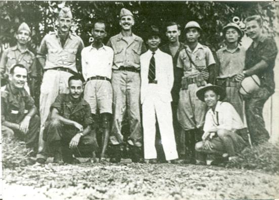 Tháng 8/1945, tạ Hà Nội, Chủ tịch Hồ Chí Minh, Đại tướng Võ Nguyên Giáp chụp ảnh kỷ niệm với đơn vị OSS