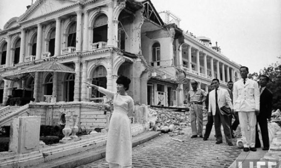 Bà Trần Lệ Xuân tại hiện trường vụ ném bom Dinh Độc lập năm 1962