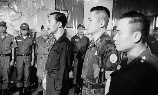 Thủ tướng Nam VN Nguyễn Cao Kỳ (trái) tham dự lễ tấn phong Thiếu tướng Huỳnh Văn Cao (phải) là chỉ huy quân sự mới để trấn áp nổi loạn tại Đà Nẵng, ngày 18.5.1966