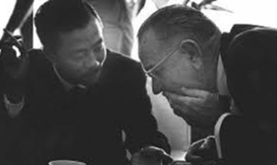 Thủ tướng VNCH Nguyễn Cao Kỳ và tổng thống Mỹ Johnson ở 