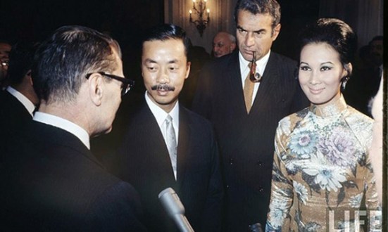 Ông Nguyễn Cao Kỳ và bà Tuyết Mai, ảnh chụp năm 1967