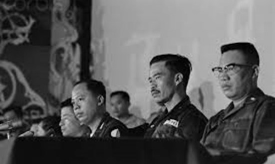 Trung tướng Nguyễn Chánh Thi (ngồi giữa) - ảnh chụp năm 1964