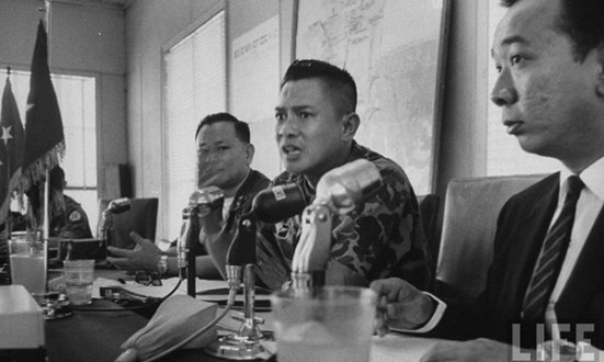 Tướng Tôn Thất Đính (giữa) cùng tướng Nguyễn Chánh Thi bị điều về Sài Gòn giam ở số 2 Tú Xương