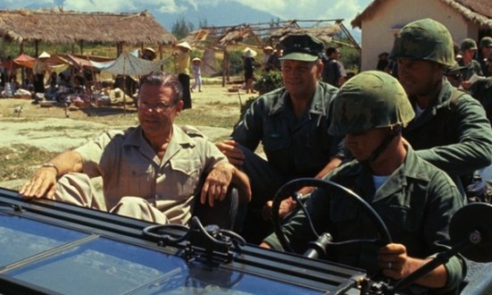 Bộ trưởng Quốc phòng McNamara cùng một nhóm binh sĩ đi thị sát vùng ven Sài Gòn