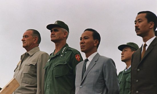 Tướng Westmoreland cùng tổng thống Mỹ Lyndon Johnson trong chuyến viếng thăm Nam VN tháng 10.1966. Đón tiếp là trung tướng Nguyễn Văn Thiệu và thủ tướng VNCH Nguyễn Cao Kỳ