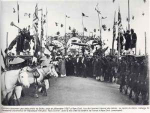 Lễ Xướng Danh kỳ thi Hương cuối cùng (1897) ở trường thi Nam Định - có mặt quan Toàn Quyền (năm đó cả nước có 6 trường thi)