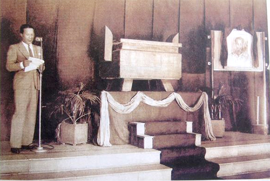 Bế mạc "Tuần lễ vàng" tại Nhà hát lớn Hà Nội, Cựu hoàng Bảo Đại lúc này là cố vấn Vĩnh Thuỵ lên cổ vũ đấu giá tấm hình Chủ tịch Hồ Chí Minh trong khi đồng bào quần chúng nhân dân tề tựu ngoài quảng trường chờ đón kết quả