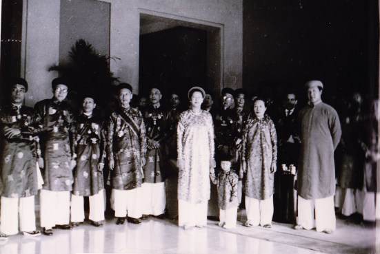 Ảnh chụp hoàng gia và hội đồng quan lại tại điện Kiến Trung (kinh thành Huế) trong ngày Hoàng đế Bảo Đại tuyên chiếu thoái vị – 25 tháng 8 năm 1945.